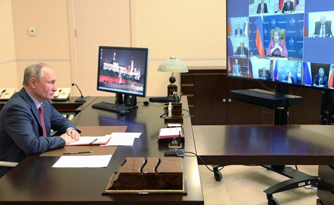 На фото: президент России Владимир Путин в Ново-Огарево во время совещания с постоянными членами Совета безопасности РФ