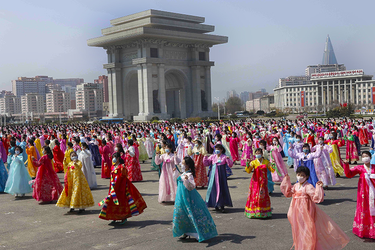 На фото: женщины танцуют возле Триумфальной арки в День Солнца, годовщину со дня рождения покойного лидера Ким Ир Сена, в Пхеньяне, Северная Корея