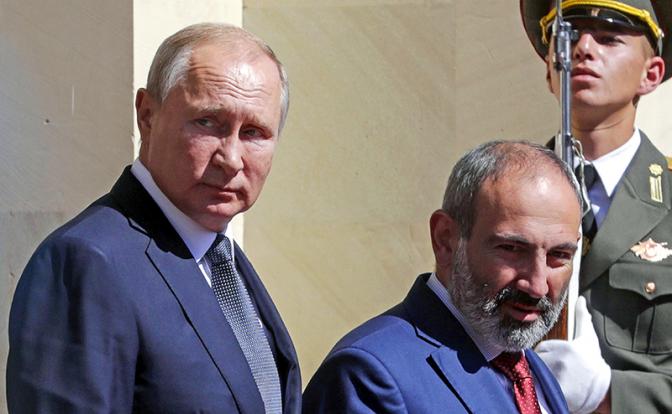 На фото: президент России Владимир Путин и премьер-министр Армении Никол Пашинян (слева направо)