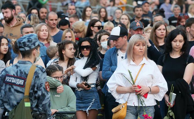 На фото: местные жители у гимназии № 175, где в результате стрельбы погибли люди