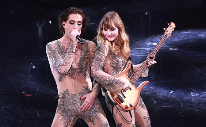 На фото: певец Дамиано Давид и басист Виктория Де Анжелис из Maneskin выступают на музыкальном фестивале в Сан-Ремо в 2021 году