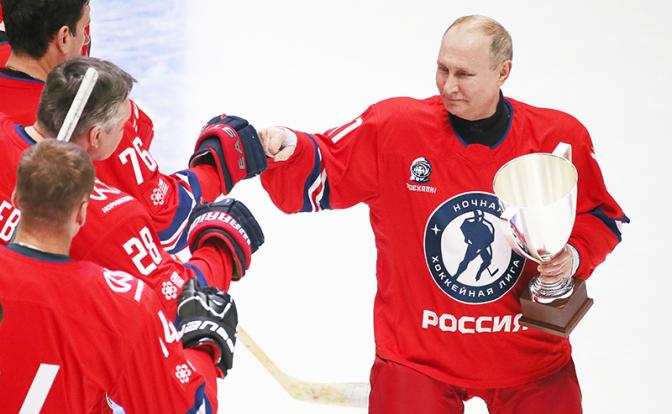 На фото: президент РФ Владимир Путин (справа) в товарищеском гала-матче Ночной хоккейной лиги в Большом ледовом дворце.