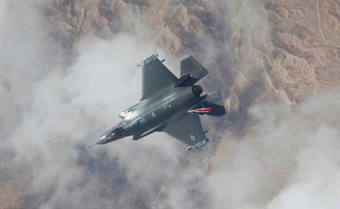 На фото: истребитель F-35