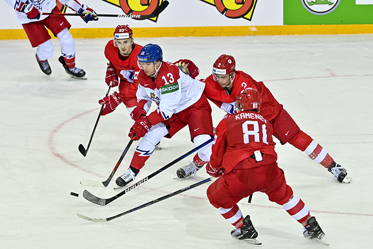 На фото: матч группового этапа чемпионата мира по хоккею - 2021: Россия - Чехия - 4:3