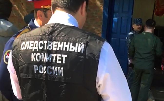 На фото: сотрудник следственного комитета РФ во время работы на месте ЧП на очистных сооружениях, где погибли сотрудники водоканала