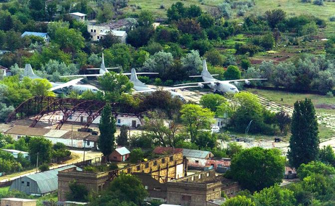 На фото: наземный учебно-тренировочный комплекс морской авиации НИТКА, построенный в 1970-1980-х годах близ города Саки на Крымском полуострове, аналог палубы крейсера "Адмирал Кузнецов"