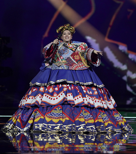 На фото: певица Manizha (Россия) во время выступления в финале 65-го международного конкурса песни "Евровидение" в концертном зале "Ахой". 