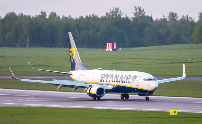 На фото: самолет, следовавший из Афин в столицу Литвы со 171 пассажиром, совершил экстренную посадку в аэропорту Минска в сопровождении МиГ-29 белорусских ВВС из-за сообщения о наличии на борту взрывного устройства.