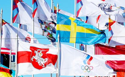 На фото: бело-красно-белый флаг (слева), которым был заменен флаг Белоруссии, вывешенный около гостиницы Radisson Blu Hotel Latvija в центре Риги, где проживают участвующие в чемпионате мира по хоккею национальные сборные.