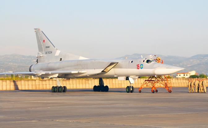 На фото: дальний бомбардировщик Ту-22м3 на российской авиабазе Хмеймим