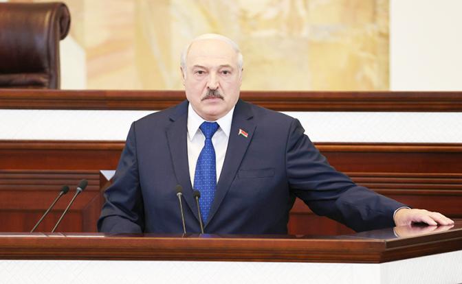 На фото: президент Белоруссии Александр Лукашенко во время выступления на встрече с парламентариями, членами Конституционной комиссии и представителями органов государственного управления в Овальном зале Дома правительства.