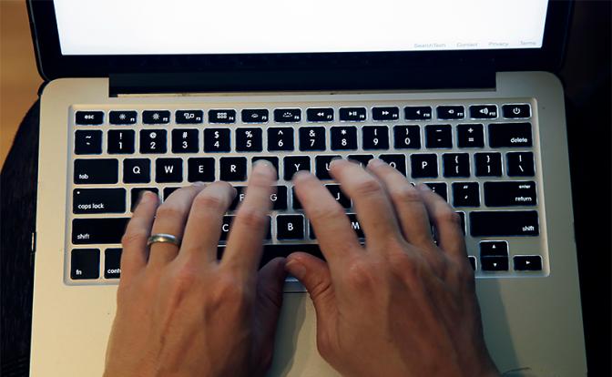 Политологи - Пескову: Пока руки заняты клавиатурой, они не возьмутся за булыжник