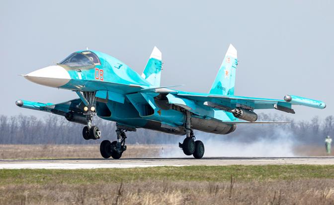 На фото: истребитель-бомбардировщик Су-34