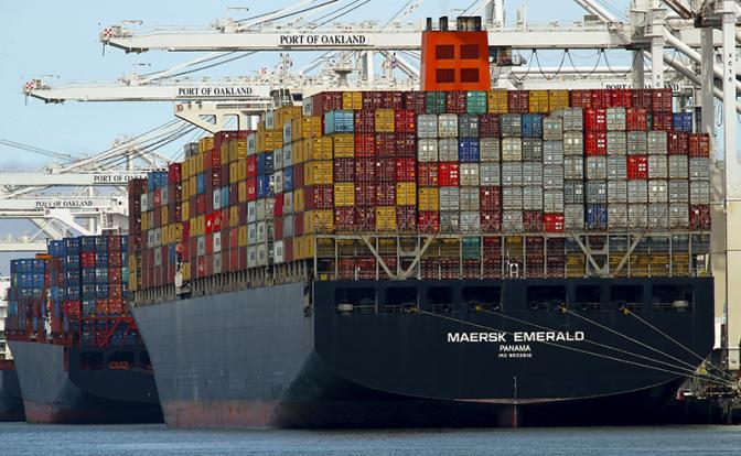 В Суэцком канале контейнеровоз сел на мель