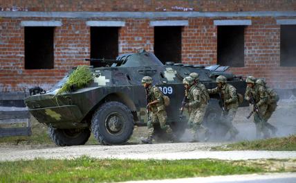 На фото: украинские военнослужащие во время учения