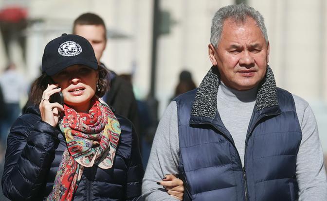 На фото: министр обороны РФ Сергей Шойгу с дочерью Ксенией Шойгу на Арбате в Москве