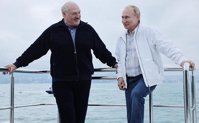 На фото: президент России Владимир Путин (справа) и президент Белоруссии Александр Лукашенко