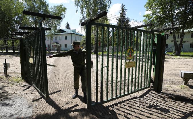 На фото: сотрудник погранслужбы на пограничной заставе "Теребунь" Брестской пограничной группы
