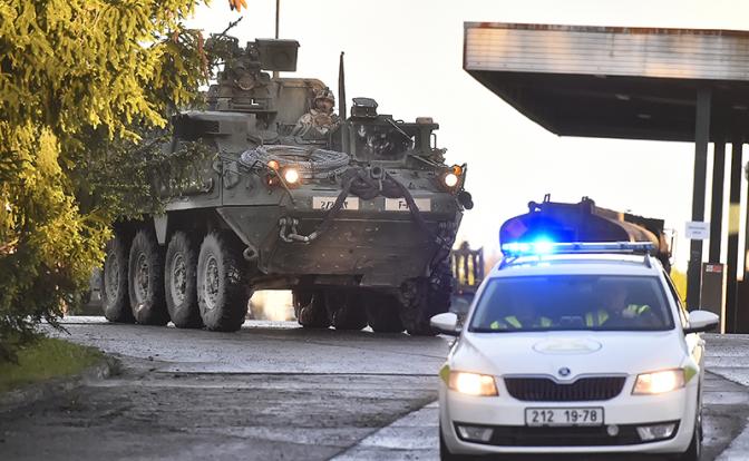 На фото: американские военные, прибывшие для участия в учениях НАТО Saber Guardian 2021