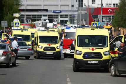 На фото: автомобили скорой помощи у школы № 175 в Казани, где неизвестные открыли стрельбу.