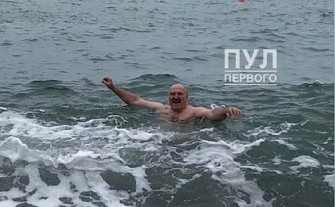 На фото: президент Белоруссии Александр Лукашенко купается в Черном море