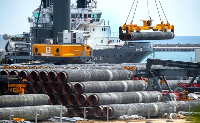 На фото: трубы для газопровода Nord Stream 2 в Балтийском море во время погрузки на судно в порту Мукран
