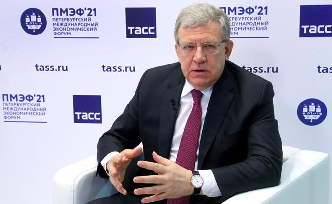 На фото: председатель Счетной палаты РФ Алексей Кудрин во время интервью на стенде информационного агентства ТАСС на XXIV Петербургском международном экономическом форуме.