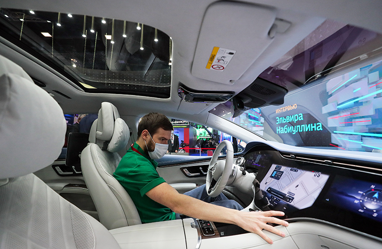 На фото: посетитель в автомобиле Mercedes-Benz EQC во время XXIV Петербургского международного экономического форума на территории конгрессно-выставочного центра "Экспофорум". 