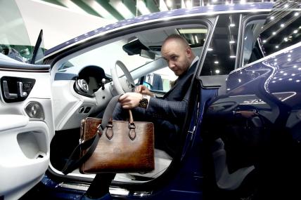 На фото: участник XXIV Петербургского международного экономического форума в автомобиле Mercedes-Benz EQC на территории конгрессно-выставочного центра "Экспофорум".