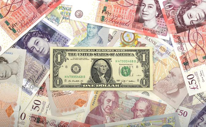 Эксперт назвал три валюты, в которые стоит переложить сбережения из доллара