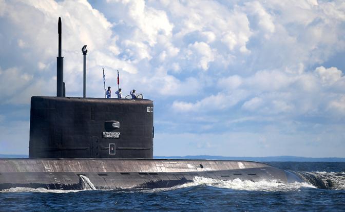 На фото: дизель-электрическая подводная лодка "Петропавловск-Камчатский" проекта 636.3