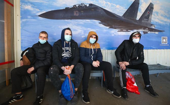 На фото: призывники в очереди на прохождение медкомиссии в городском сборном пункте Военного комиссариата Санкт-Петербурга перед отправкой к местам прохождения военной службы.