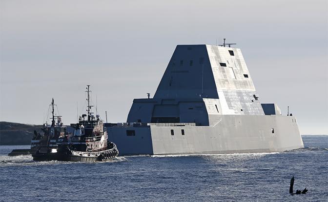 На фото: крупнейший в истории ВМФ США эсминец типа USS Zumwalt