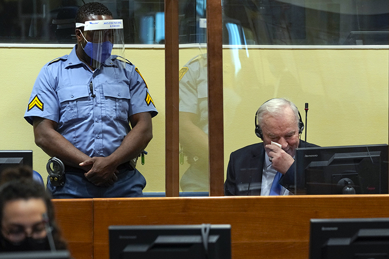 На фото: Ратко Младич сидит в зале суда в Гааге, Нидерланды