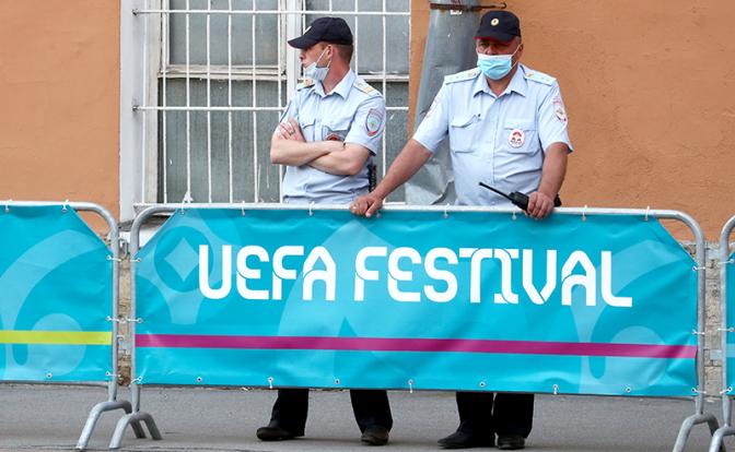 На фото: сотрудники полиции в футбольной деревне фестиваля чемпионата Европы по футболу на Конюшенной площади. На территории фан-зоны, которая открыта до 11 июля, будут проходить концерты и трансляции матчей.