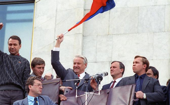 На фото: на трибуне Президент РФ Борис Ельцин (в центре), 1991 год