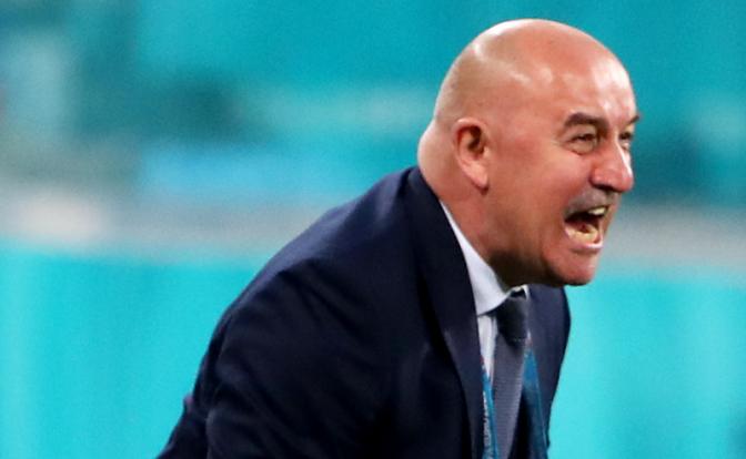 На фото: главный тренер сборной России по футболу Станислав Черчесов на матче чемпионата Европы по футболу Евро-2020 между командами Бельгии и России.