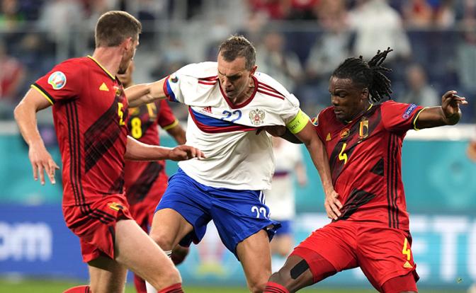 На фото: бельгийский футболист Дедрик Боята (справа) и бельгиец Ян Вертонген (слева) бросают вызов россиянину Артему Дзюбе во время матча группы B чемпионата Европы по футболу 2020 года между сборными России и Бельгии на стадионе Санкт-Петербург