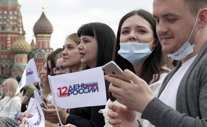 На фото: зрители во время праздничного концерта на Красной площади, посвященного Дню России