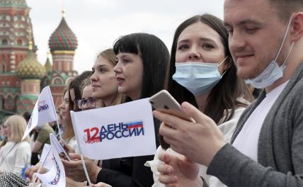 На фото: зрители во время праздничного концерта на Красной площади, посвященного Дню России