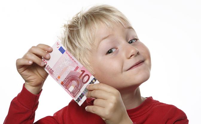 Россияне рассказали, сколько денег выделяют детям на карманные расходы