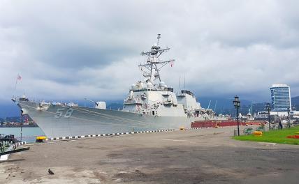 На фото: эсминец USS Laboon (DDG 58) 6-го флота США в Черное море