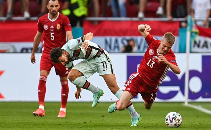 На фото: чемпионат Европы по футболу: Португалия - Венгрия - 3:0емпионат Европы по футболу: Португалия - Венгрия - 3:0