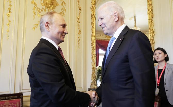 На фото: президент России Владимир Путин и президент США Джо Байден (слева направо) во время встречи в рамках российско-американского саммита на вилле Ла-Гранж.