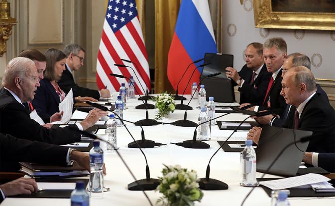 На фото: президент России Владимир Путин и президент США Джо Байден (справа налево на первом плане) во время российско-американских переговоров в расширенном составе на вилле Ла-Гранж