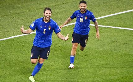 На фото: игроки сборной Италии радуются забитому голу
