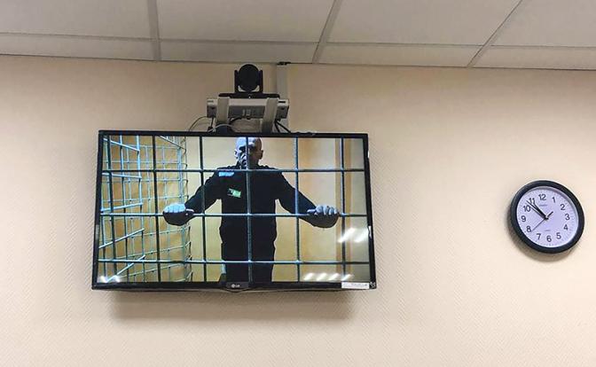 На фото: Алексей Навальный (на экране)