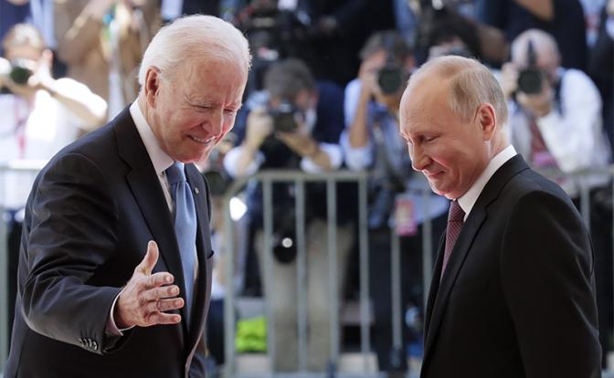 На фото: президент России Владимир Путин и президент США Джо Байден (справа налево) во время встречи в рамках российско-американского саммита на вилле Ла-Гранж