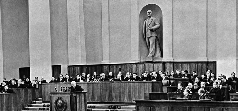 На фото: первый секретарь ЦК КПСС Никита Сергеевич Хрущев во время выступления на ХХ съезде Коммунистической партии Советского Союза в Кремле, 1956 год.