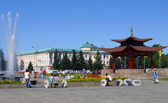На фото: пагода на площадь перед музыкально-драматическом театром в городе Кызыл